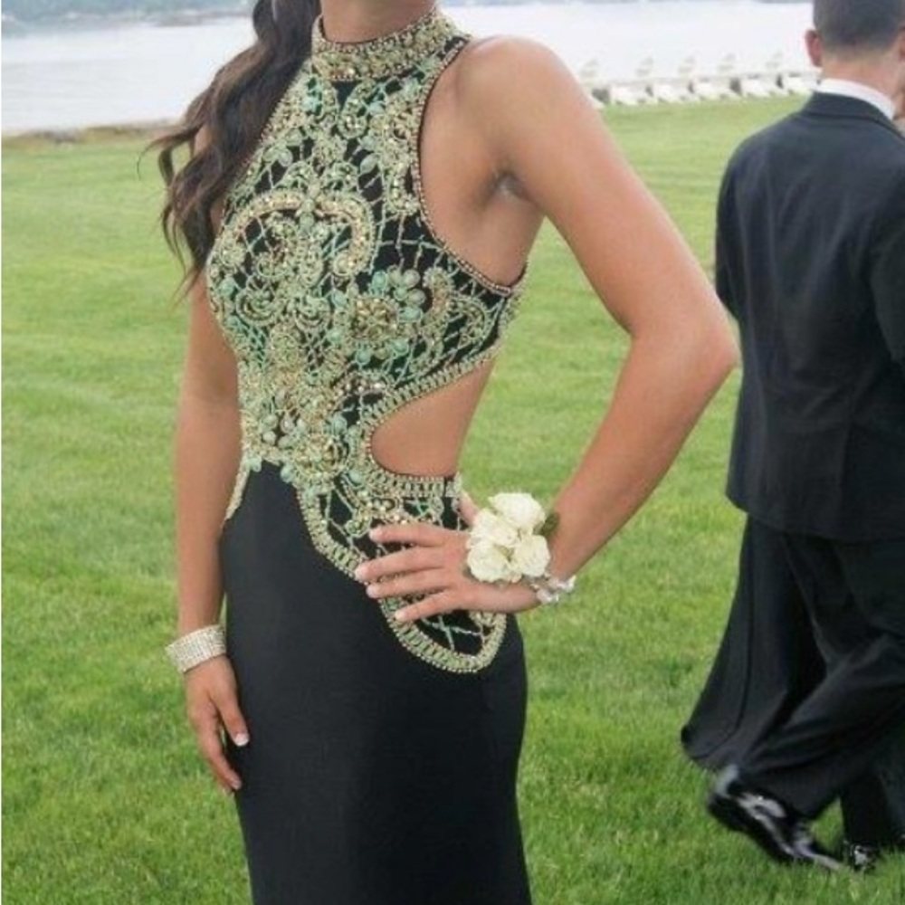 Prom dress  Sez 0. Thus is a beautiful gown color is amazing it is stunning